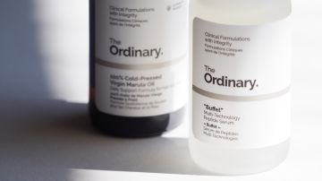 The Ordinary presenta sus productos para el cuidado de la piel del cuerpo.