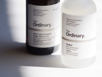 The Ordinary presenta sus productos para el cuidado de la piel del cuerpo.