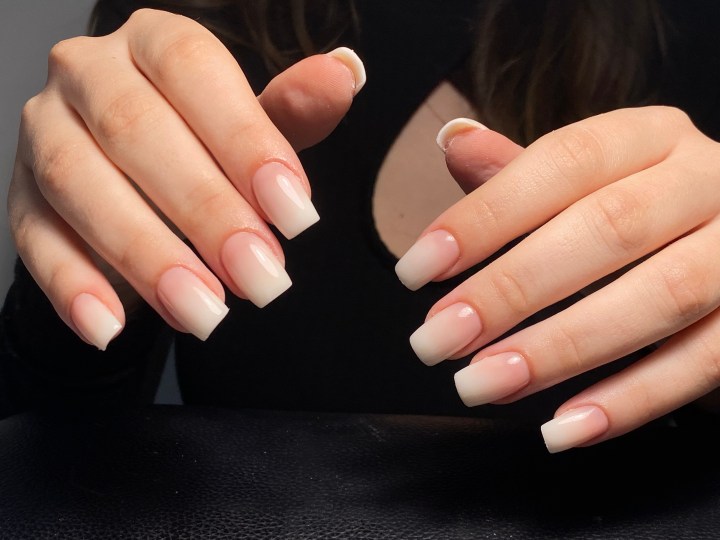 Realiza tu propio diseño de uñas Baby Boomer en tendencia.