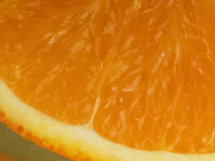 Mejora el cuidado de tu piel al usar productos con vitamina C.