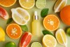Mejora el cuidado de tu piel al usar productos con vitamina C.