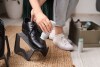 Cuida tus zapatos de cuero al usar productos hidratantes.
