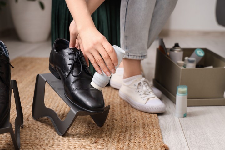 Cuida tus zapatos de cuero al usar productos hidratantes.