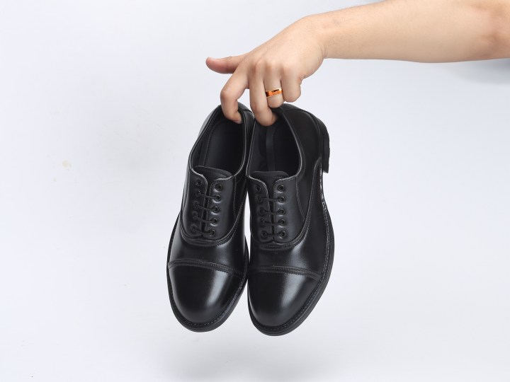Evita el mal olor en tus zapatos de cuero con el uso de algunos trucos caseros.