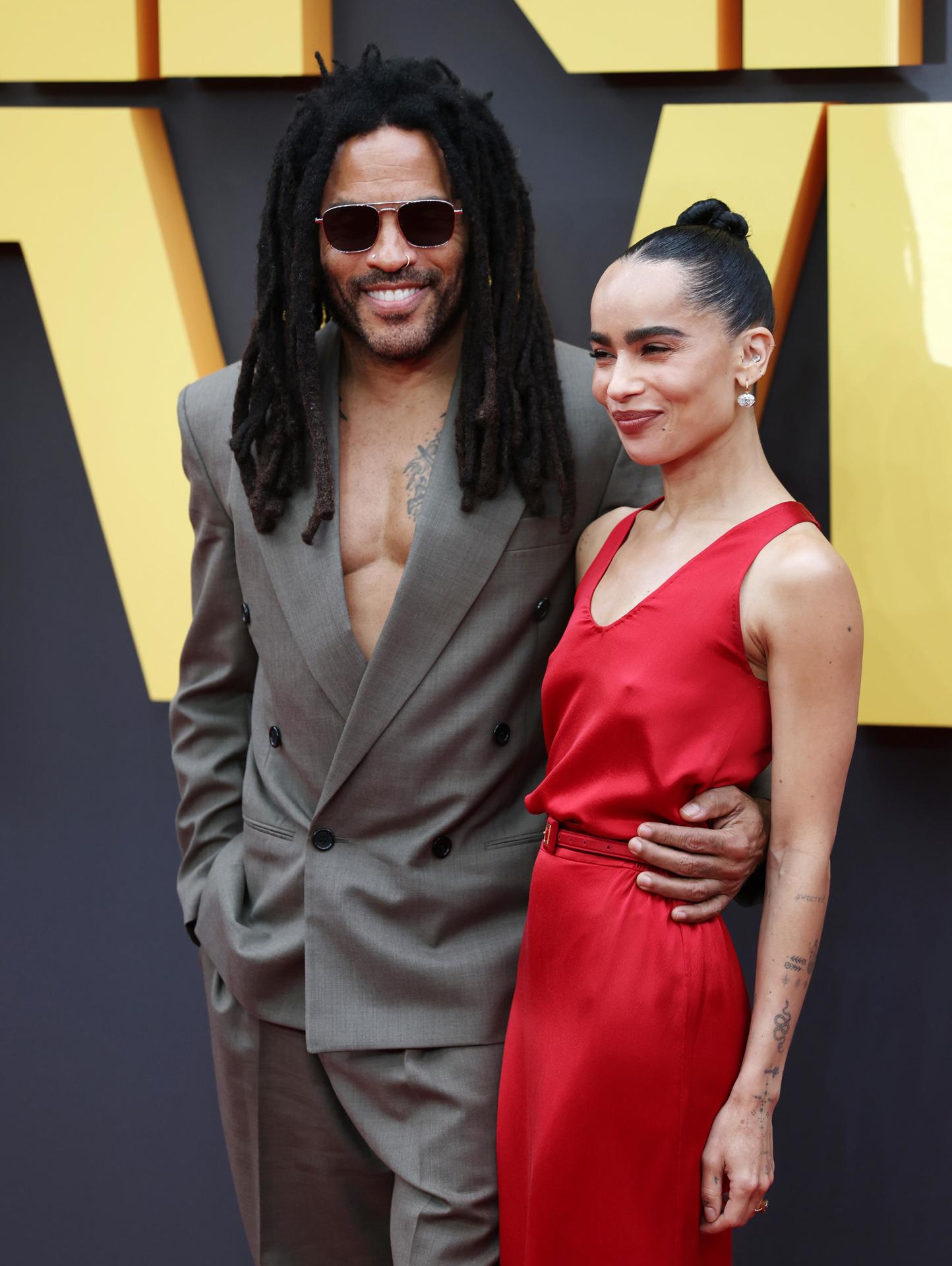 Zoe Kravitz posa junto a su padre, Lenny Kravitz, en el estreno cinematográfico de 'Blink Twice' en Leicester Square en Londres.