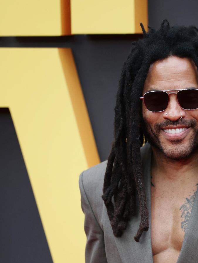 Zoe Kravitz posa junto a su padre, Lenny Kravitz, en el estreno cinematográfico de 'Blink Twice' en Leicester Square en Londres.