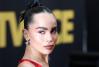 Zoë Kravitz luce un sensual vestido rojo en la premiere de su nueva película.