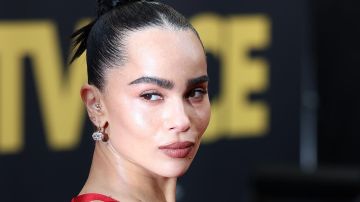 Zoë Kravitz luce un sensual vestido rojo en la premiere de su nueva película.