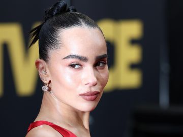 Zoë Kravitz luce un sensual vestido rojo en la premiere de su nueva película.