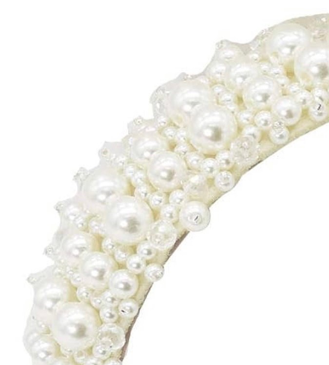 Diadema con perlas disponible en Amazon.