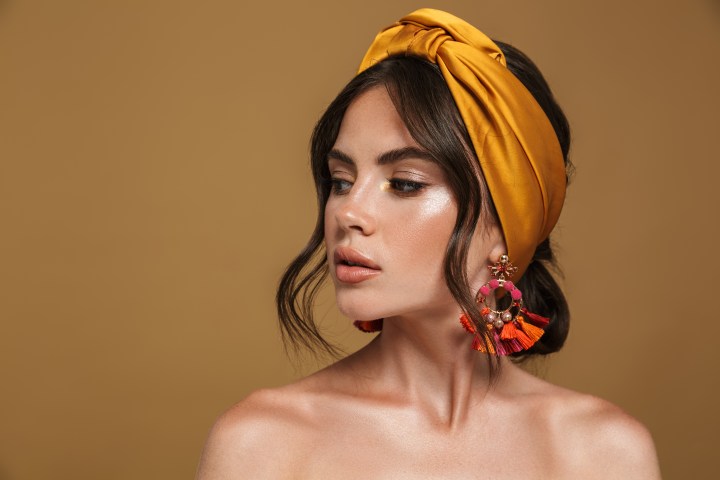 Incluye diademas entre tus accesorios para mejorar tus looks.