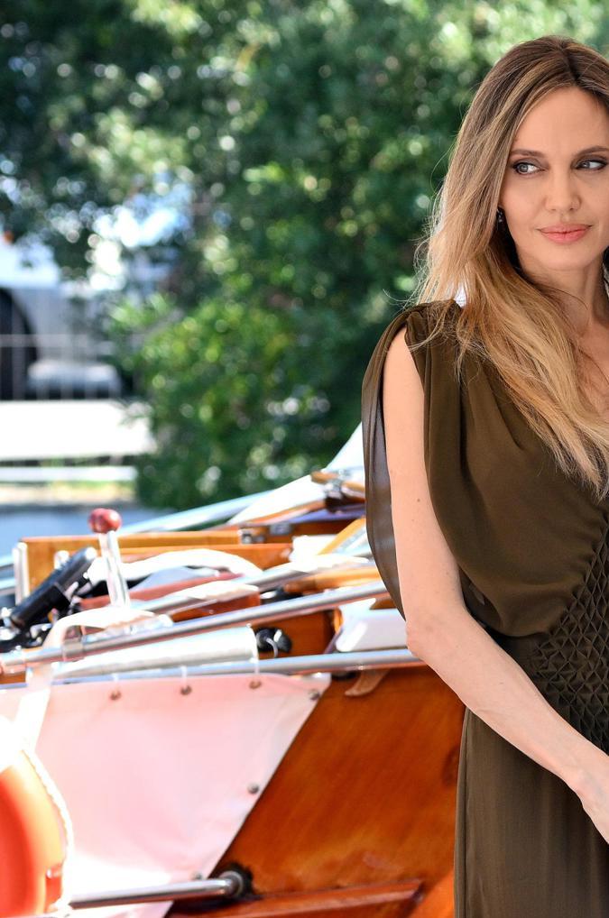 Angelina Jolie llega al Lido Beach de Venecia por el Festival de Cine.