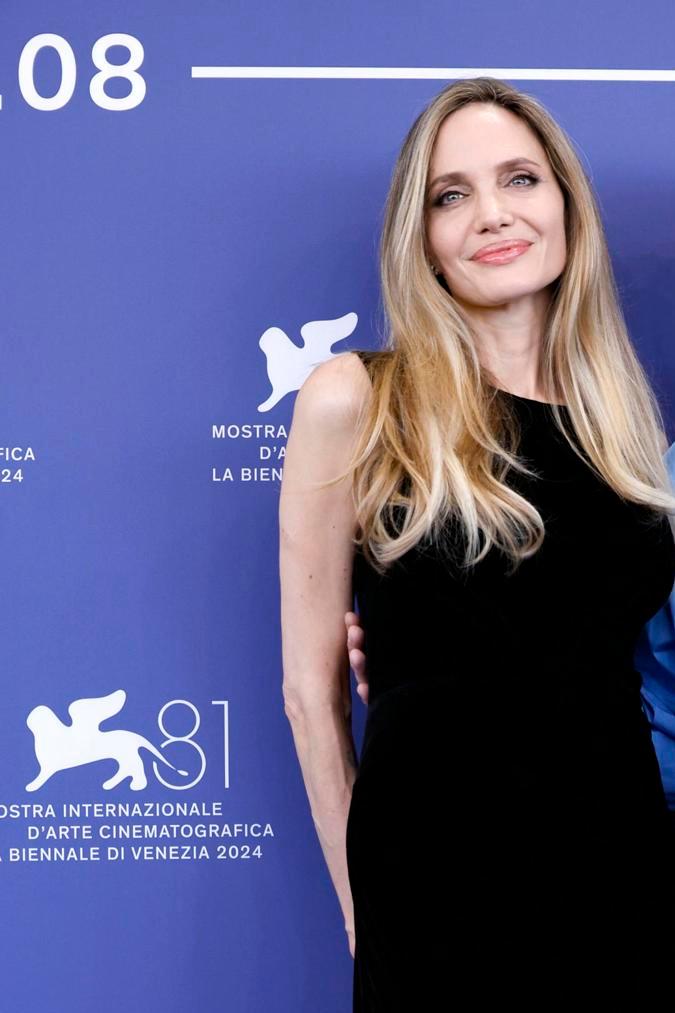 Angelina Jolie acude al Photocall de “María” en el Festival de Cine de Venecia.