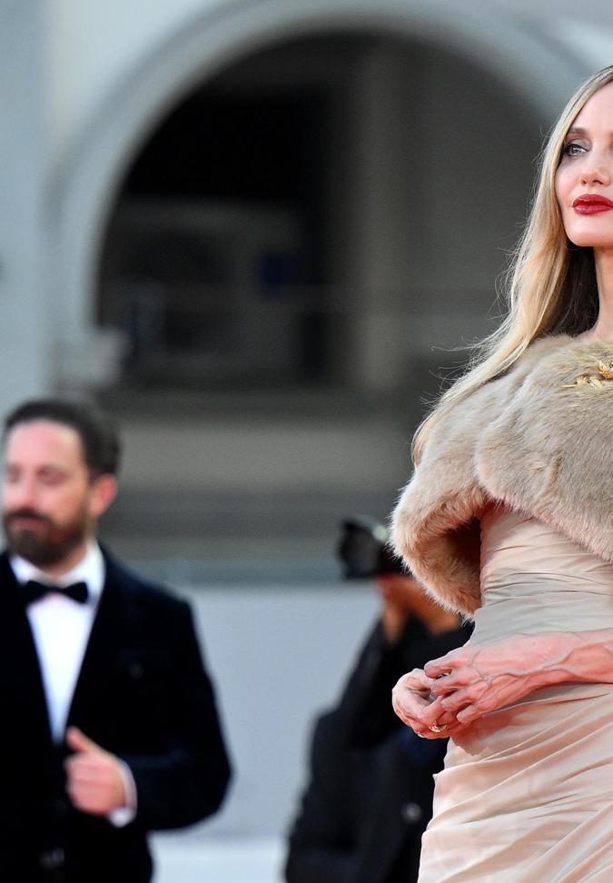 Angelina Jolie en la alfombra roja del Festival de Cine de Venecia.