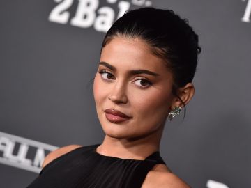 Kylie Jenner luce un nuevo look de Miu Miu en su visita a París.
