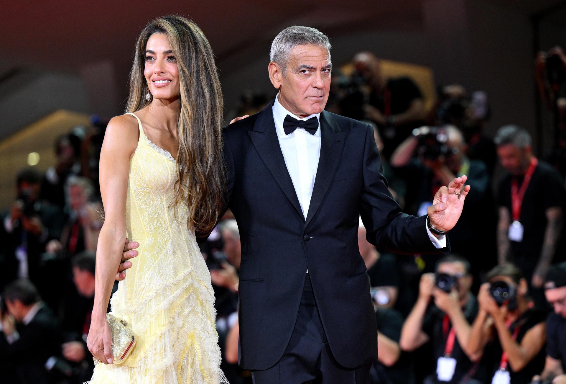 Amal y George Clooney en la alfombra roja del Festival de Cine de Venecia.