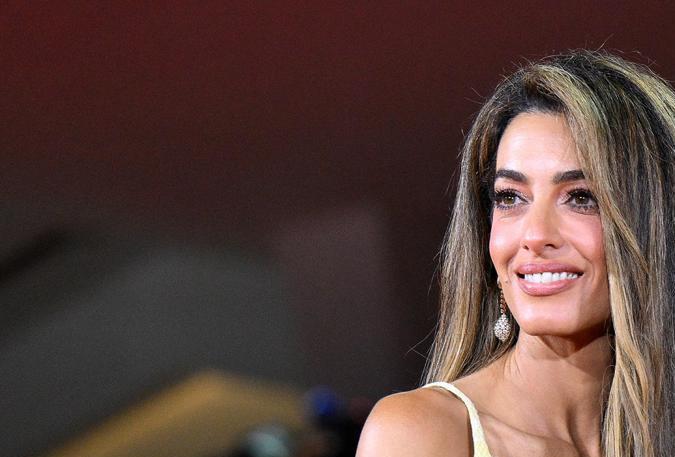 Amal y George Clooney en la alfombra roja del Festival de Cine de Venecia.