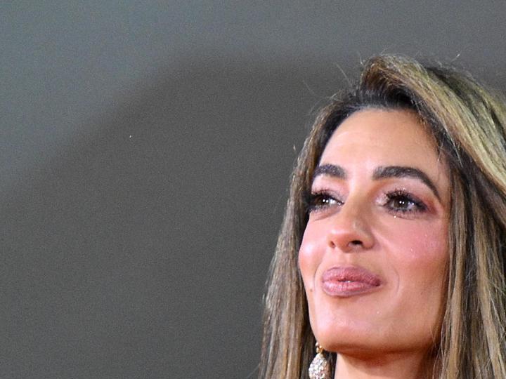 Amal Clooney se roba la atención con su look en el Festival de Cine de Venecia.