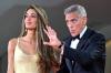 Amal Clooney se roba la atención con su look en el Festival de Cine de Venecia.