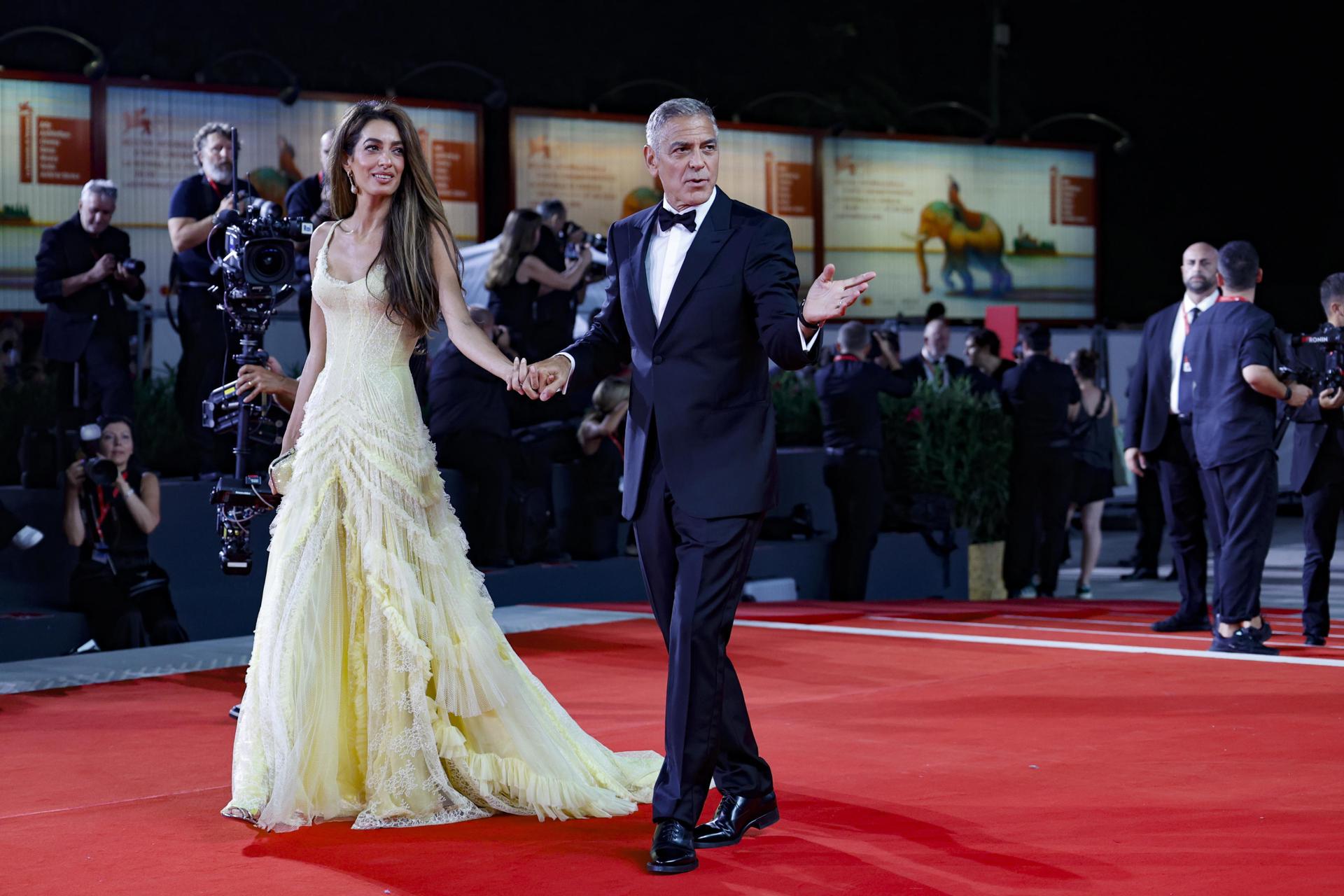 Amal Clooney luce un vestido Versace en el Festival de Venecia.