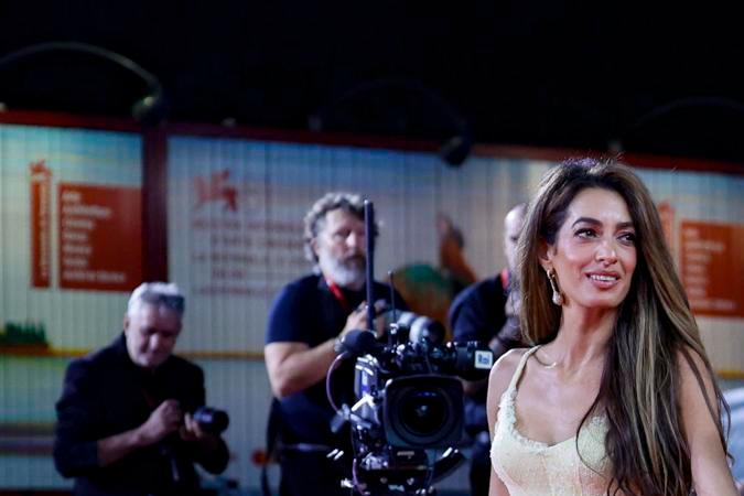 Amal Clooney luce un vestido Versace en el Festival de Venecia.
