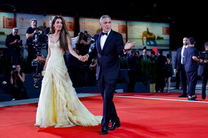 Amal Clooney luce un vestido Versace en el Festival de Venecia.