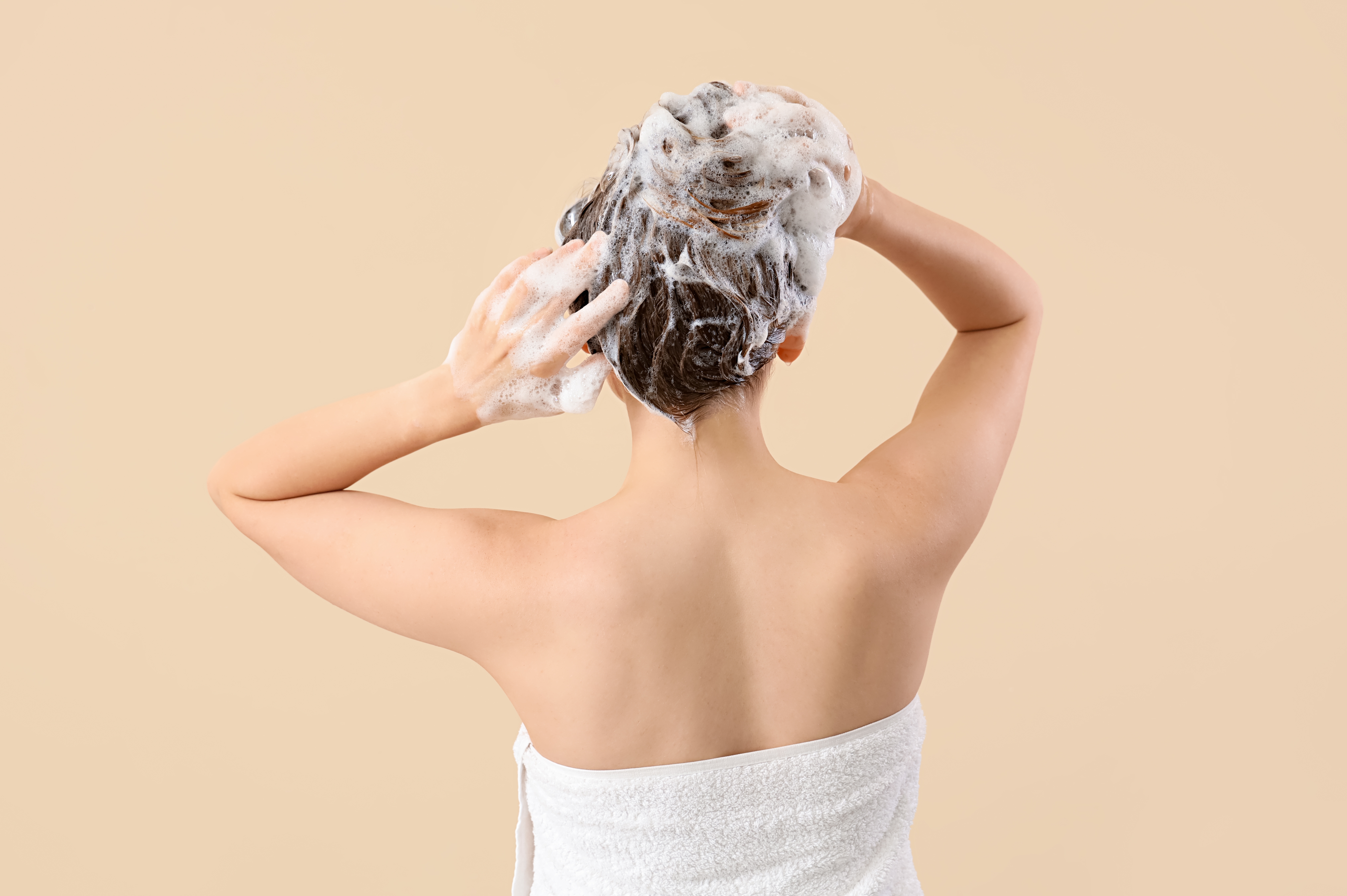 Cuida tu cabello con productos hidratantes y nutritivos.