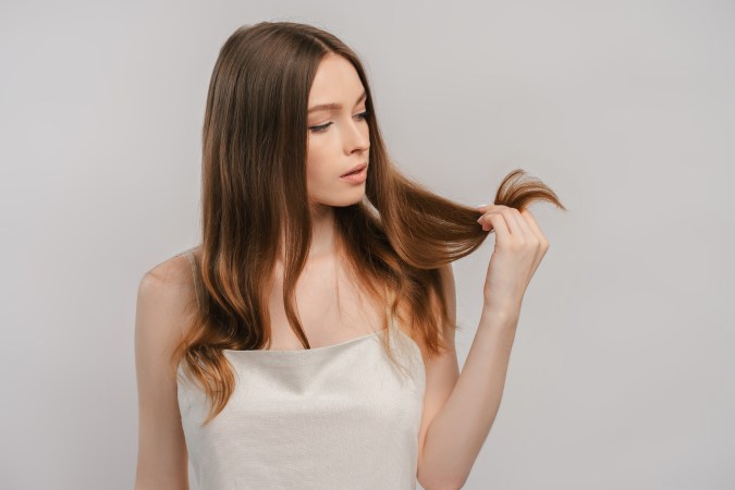 Usa aceites en tu cabello para mejorar su aspecto.