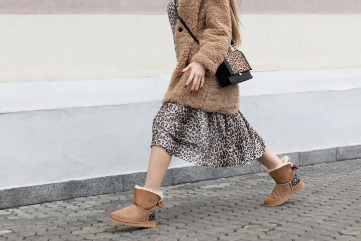 Mejora tus looks de otoño al incluir botas de peluche para seguir las tendencias del momento.