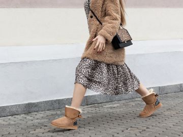 Mejora tus looks de otoño al incluir botas de peluche para seguir las tendencias del momento.