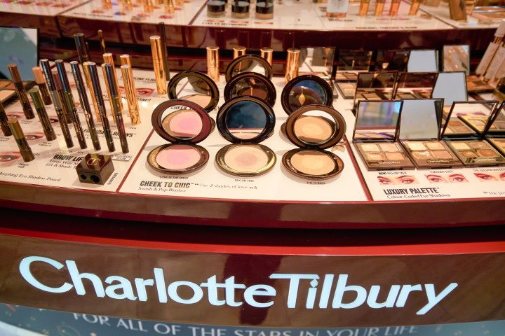 Charlotte Tilbury presenta el producto ideal para reducir los círculos oscuros de las ojeras.