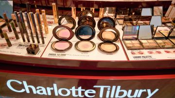 Charlotte Tilbury presenta el producto ideal para reducir los círculos oscuros de las ojeras.