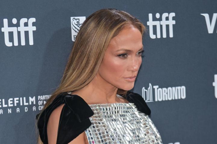 Jennifer López acude al Festival de Cine en Toronto con un sensual atuendo.