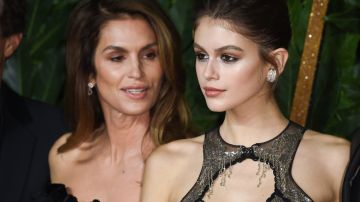 Kaia Gerber revive uno de los looks más iconicos de Cindy Crawford en el Festival de Cine de Toronto.