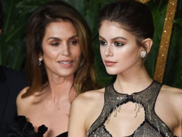 Kaia Gerber revive uno de los looks más iconicos de Cindy Crawford en el Festival de Cine de Toronto.