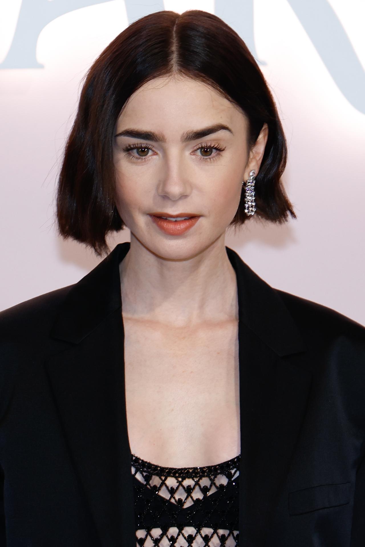 Lily Collins luce el short bob en su nuevo look.