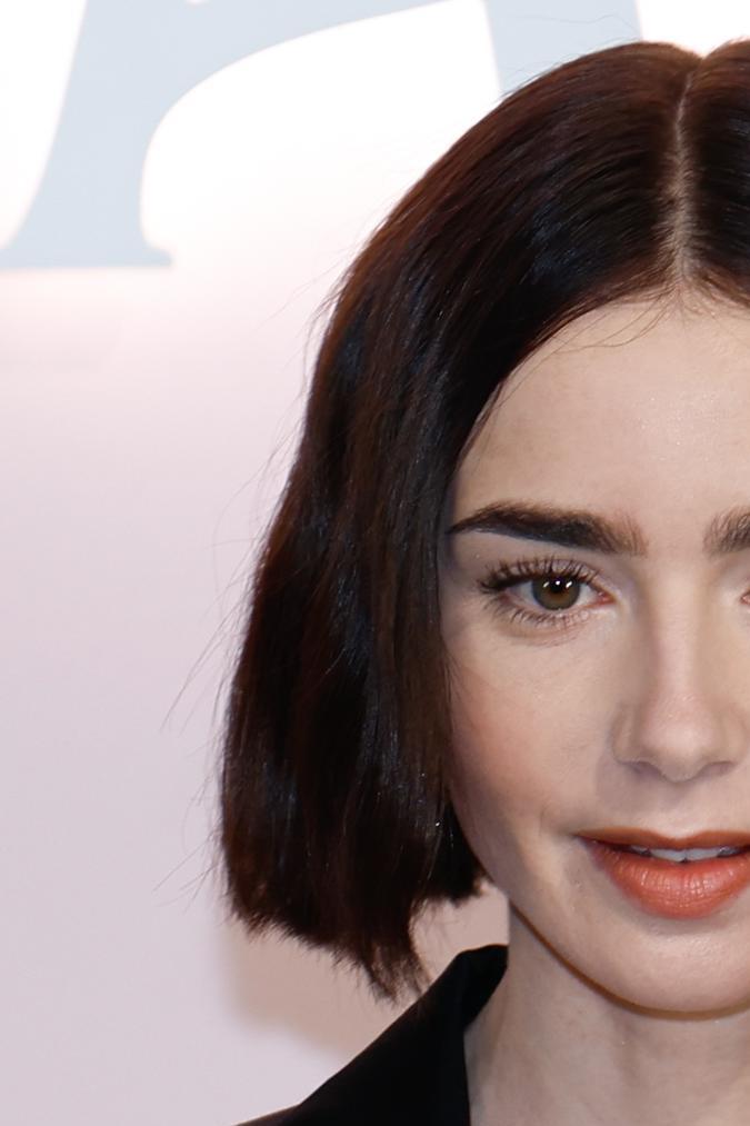 Lily Collins luce el short bob en su nuevo look.