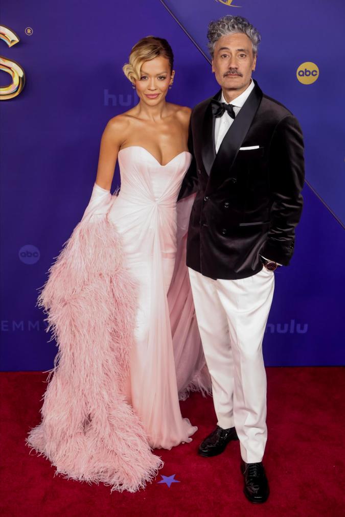 Rita Ora en la alfombra roja de los Emmy.