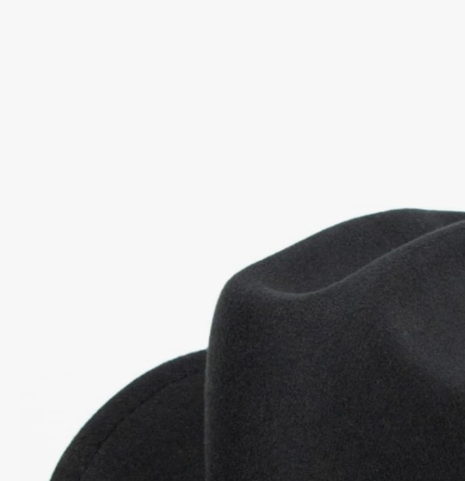 Sombrero de vaquero disponible en Amazon.