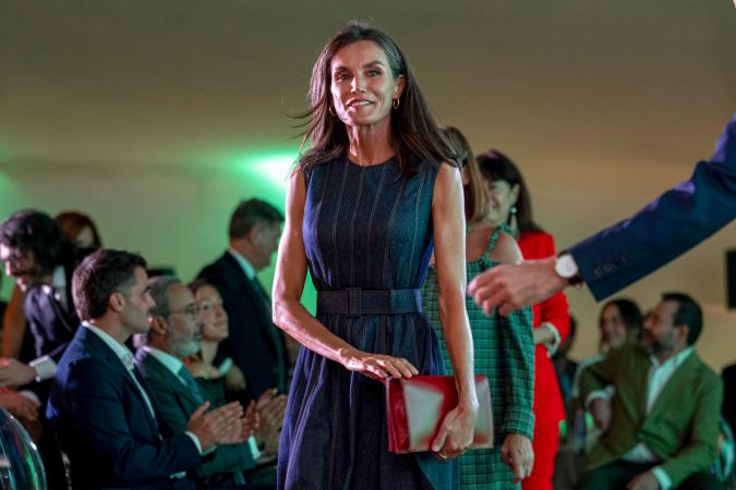 La reina Letizia luce un nuevo vestido para presidir los Premios Retina Eco.