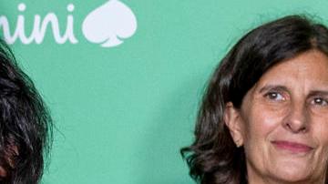 La reina Letizia luce un nuevo vestido firmado por Carolina Herrera.