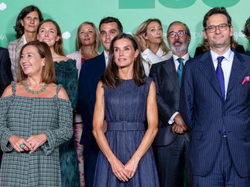 La reina Letizia luce un nuevo vestido firmado por Carolina Herrera.