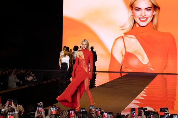 L’Oréal presentó su desfile anual por la Semana de la Moda en París.