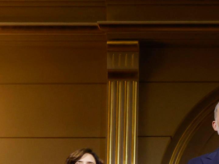 La reina Letizia luce un vestido negro de una colección sostenible de H&M.