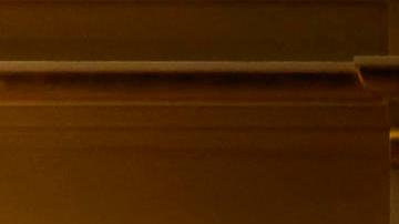 La reina Letizia luce un vestido negro de una colección sostenible de H&M.