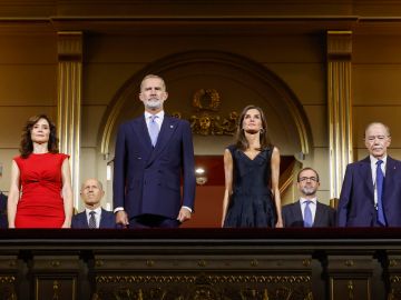 La reina Letizia luce un vestido negro de una colección sostenible de H&M.