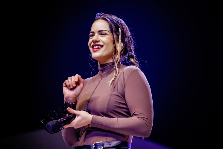 Rosalía destaca con su nuevo look de Dior en la Semana de Moda en París.