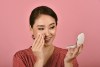 Mejora tu maquillaje para piel grasa al usar los productos adecuados.