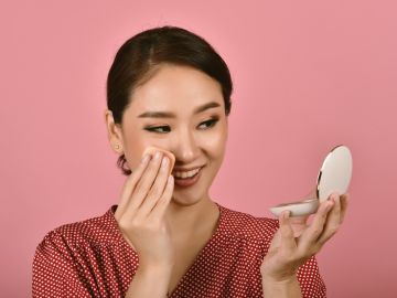 Mejora tu maquillaje para piel grasa al usar los productos adecuados.