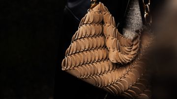 Rabanne presentó un exclusivo bolso en su nueva colección Primavera/Verano 2025.